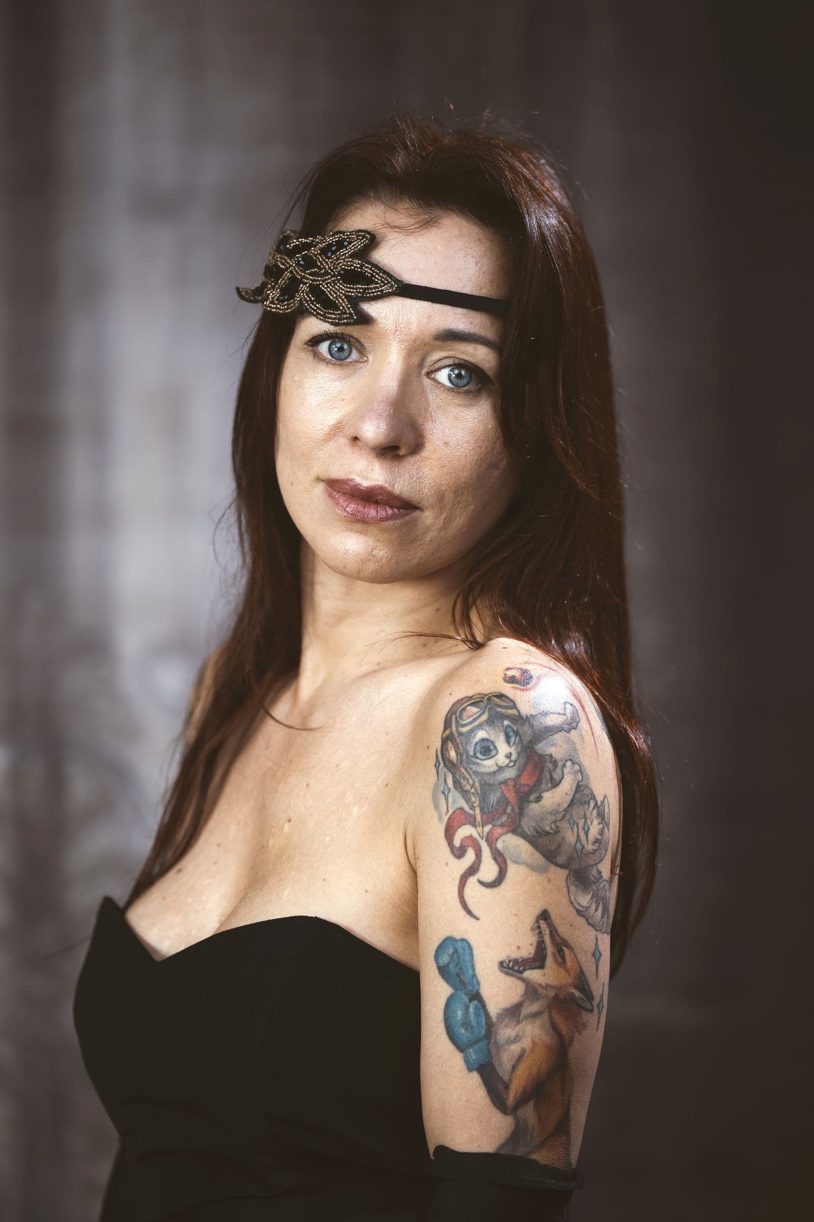 Shooting express de 30 minutes dans un studio professionnel et lumineux, conçu pour offrir une expérience rapide tout en garantissant un résultat artistique de qualité. Pendant la séance, cinq photos sont capturées, retouchées sur place par mes soins et livrées immédiatement, pour que vous puissiez repartir avec des images prêtes à l’emploi. Idéal pour des portraits individuels, lifestyle ou créatifs, ce format express permet de combiner rapidité et professionnalisme, tout en s’adaptant à vos envies et à votre style. Chaque image est pensée pour valoriser votre personnalité et offrir un rendu visuel soigné, parfait pour vos réseaux sociaux, CV, portfolios ou projets personnels.
Photographe studio – séance express, retouche immédiate, images artistiques et personnalisées.