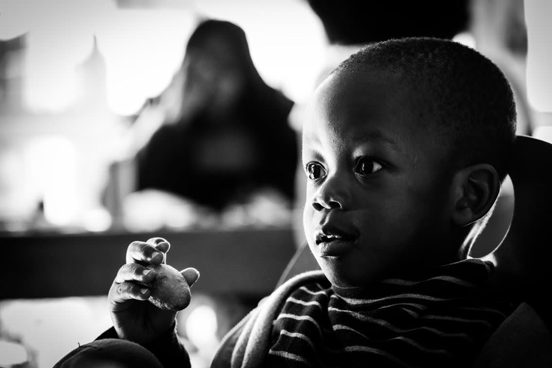 portrait en noir et blanc d'un enfant regardant vers la droite avec expression attentive
